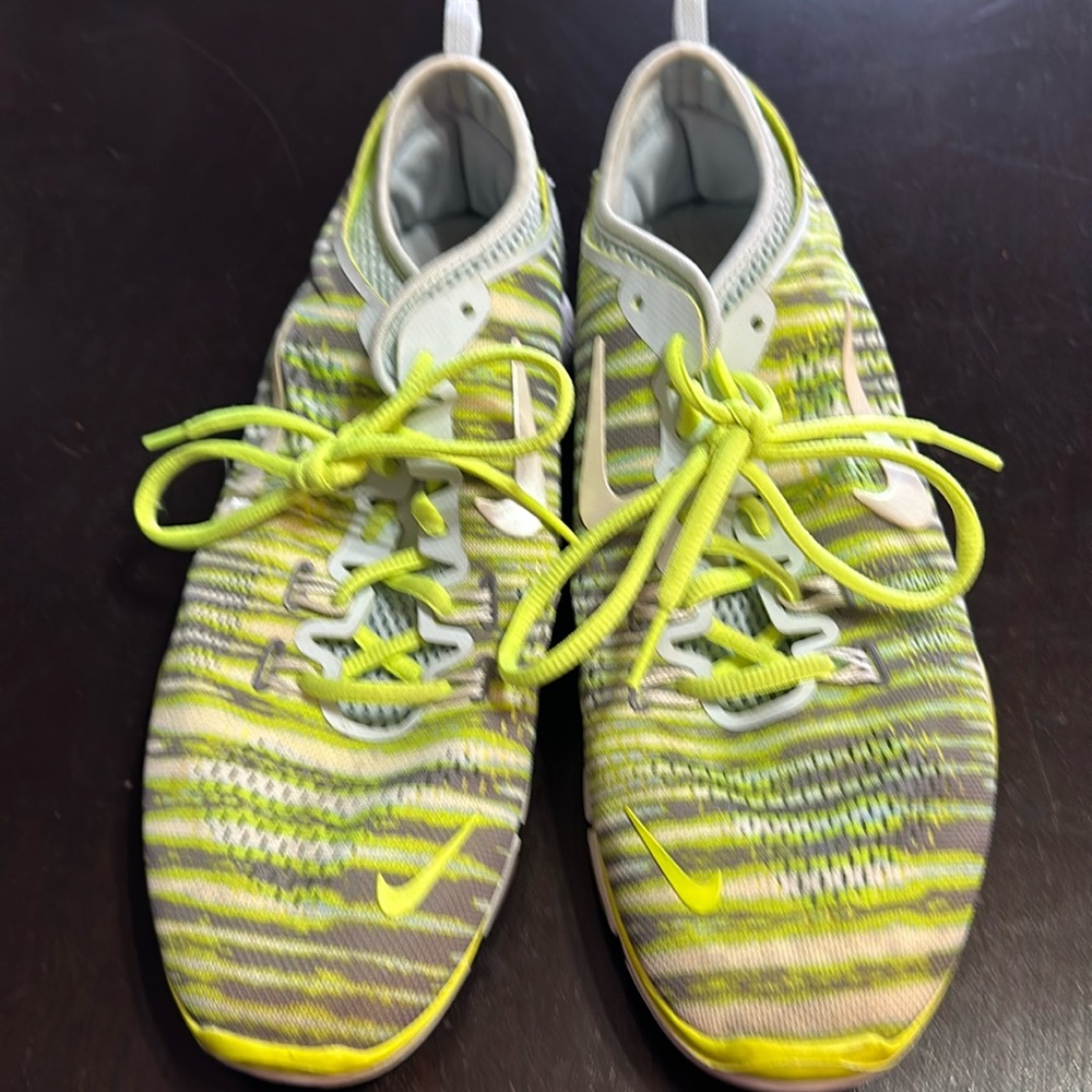 Nike women’s tennis shoes   Size 9 1/2